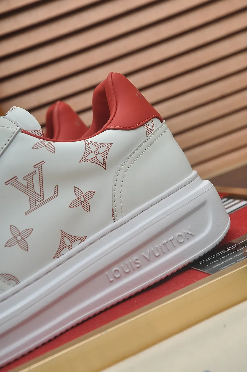Men's men's shoes 💰640💶Original development, quality shipping, welcome to compare - LV sneaker series sports shoes introduce the loose silhouette of the ready-to-wear series into the spring and summer men's wear shows and make an eye-catching appearance. The cow leather upper is combined with rough fabric laces, and colorful beading highlights the brand's classic elements. LV letters mark the tongue and Monogram floral outsole. Mixed materials Made of top-grain cowhide, thick shoelace design, large Monogram print on the side, mesh lining and cotton feet, the comfort is as extreme as ever, premium heritage, quality first, worth owning! Size: Men’s 38-45 (45 is custom-made and cannot be returned or exchanged)